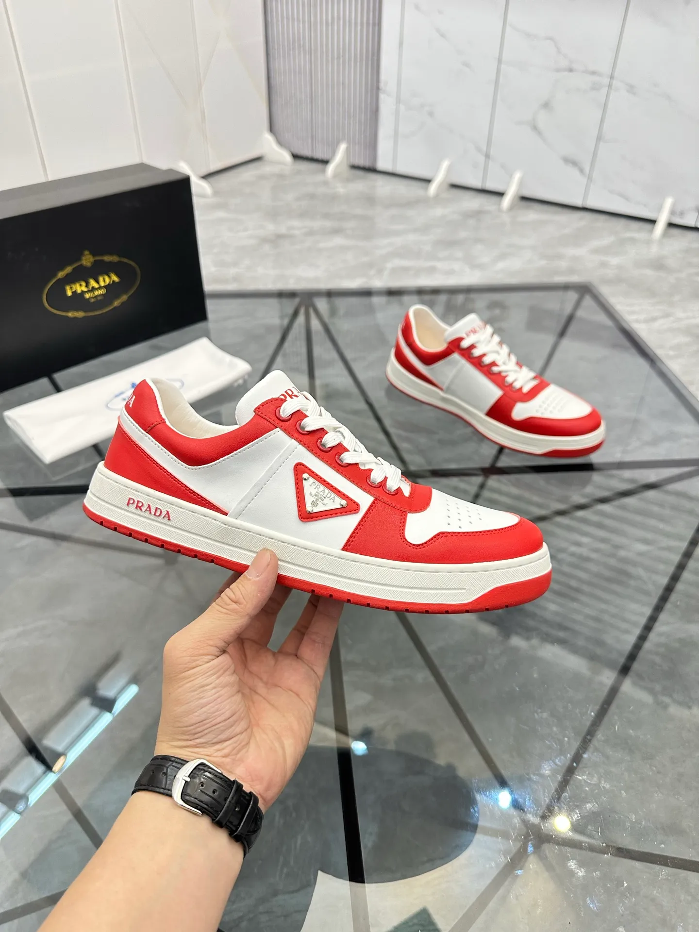 Men's shoes: 💰P400¥ Product trademark: Prada *"Prada*" low-top casual shoes Regular size: 38-44 (can be customized to 45) Product materials: imported cowhide upper, sheepskin lining, original outsole. Number: 020